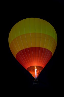 Renkli sıcak hava balonu geceleri uçan
