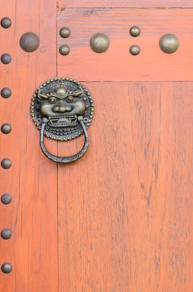 Puerta golpeador chino estilo viejo puerta de bronce —  Fotos de Stock