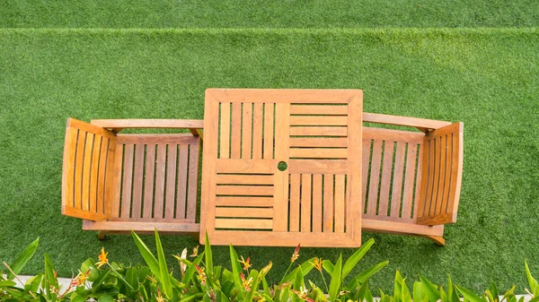 Houten tafel en stoel tabel op gras — Stockfoto