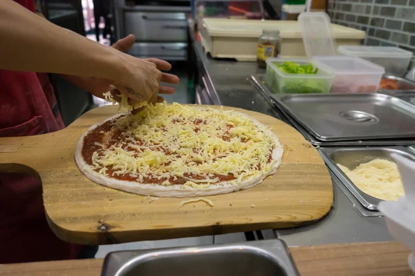 Nasıl pizza, pizza peyniri ile serpin yapmak