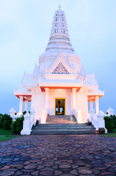 El lugar de culto de la ciudad al atardecer, Sisaket, Tailandia —  Fotos de Stock