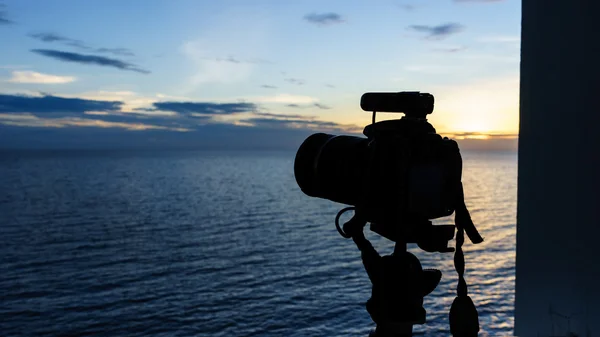 alacakaranlıkta fotoğraf makinesinin siluet