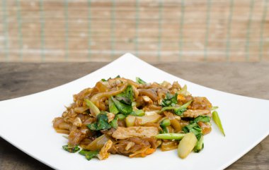 Soya sosu ve domuz kızarmış şehriye