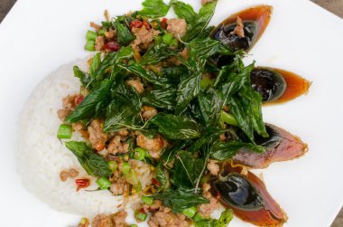 Domuz eti ve korunmuş yumurta ile kızarmış fesleğen