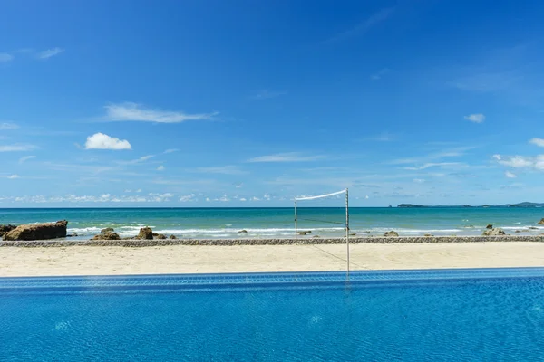 Mavi gökyüzü ile plaj voleybolu alanı