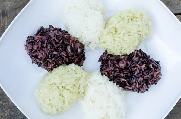 Üç renkli yapışkan pirinç ve üç çeşit