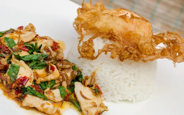 Domuz eti ve kızarmış yumurta ile kızarmış fesleğen