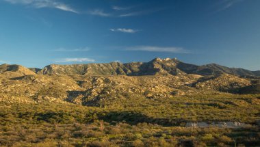 Çöl manzarasında güzel dağlar