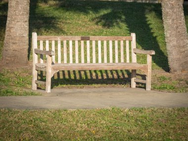 Çimenli bej park bankı