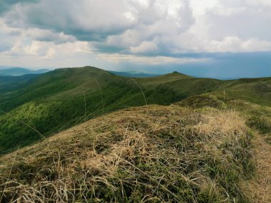 Dağların manzarası çok güzel. Dağlara yolculuk. Kampanya. campigne. Otostop çekiyordum. Yürüyüş. Kamp. Kamp yapmak. Çadırda bir hayat. Dağlarda bir sırt çantasıyla yürüyüş..