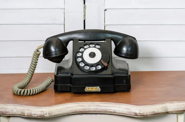 Старий чорний старовинний телефон ізольований — стокове фото