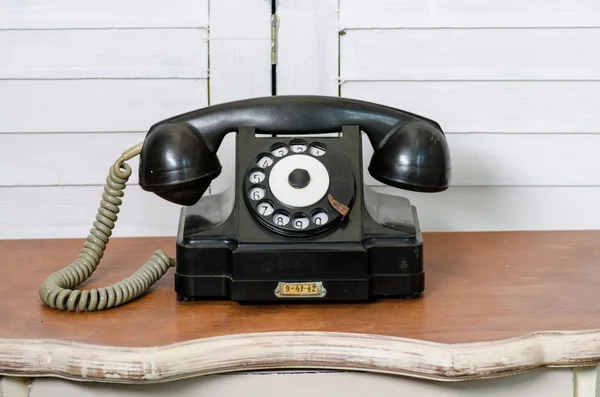 Velho telefone vintage preto isolado — Fotografia de Stock