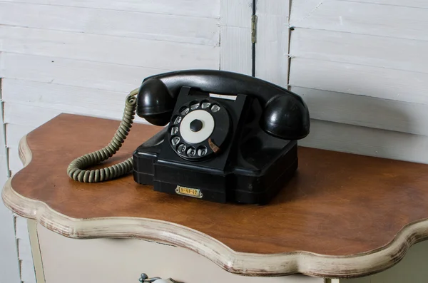 Régi fekete vintage telefon elszigetelt — Stock Fotó