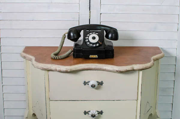 分離された古い黒いビンテージ携帯電話 — ストック写真