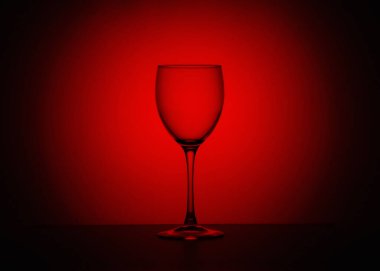 Şarap kadehi kırmızı arka planda şeffaf, minimalizm