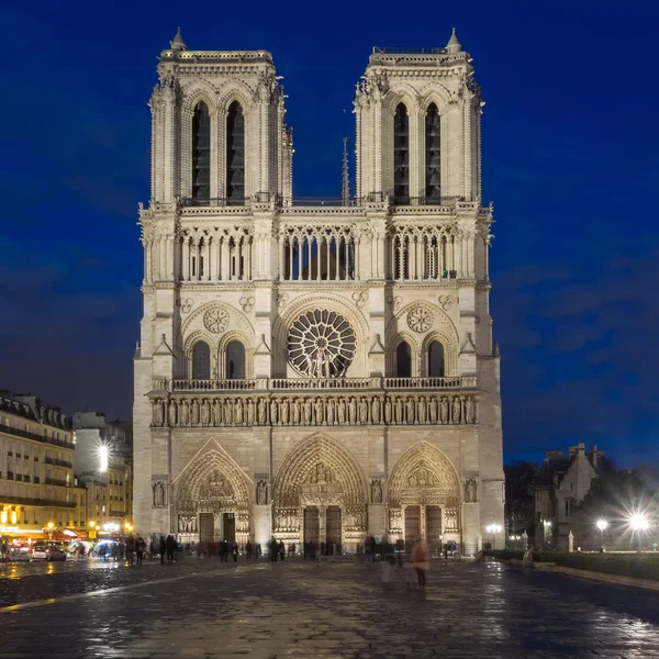 Vue frontale de la Cathédrale Notre Dame à Paris, France, à l'heure du crépuscule — Photo