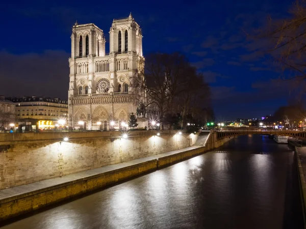 Vista frontal da Catedral Notre Dame em Paris, França, ao entardecer — Fotografia de Stock