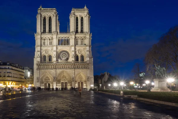 Elülső nézet bazilika Notre-Dame, Párizs, Franciaország, twilight óra — Stock Fotó