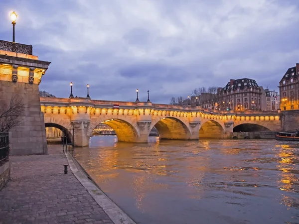 たそがれ時、パリのポンヌフの橋します。 — ストック写真