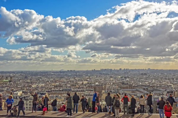 Vista aérea da colina Montmatre sobre a cidade Paris, capital da França — Fotografia de Stock