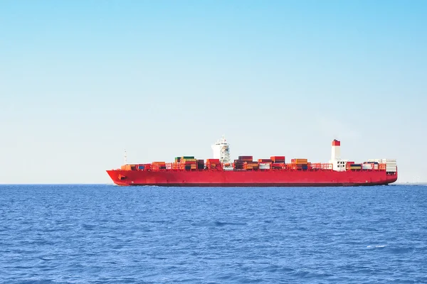 Buque contenedor rojo con carga en el mar — Foto de Stock