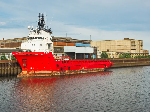 Röd lastfartyg i hamn — Stockfoto