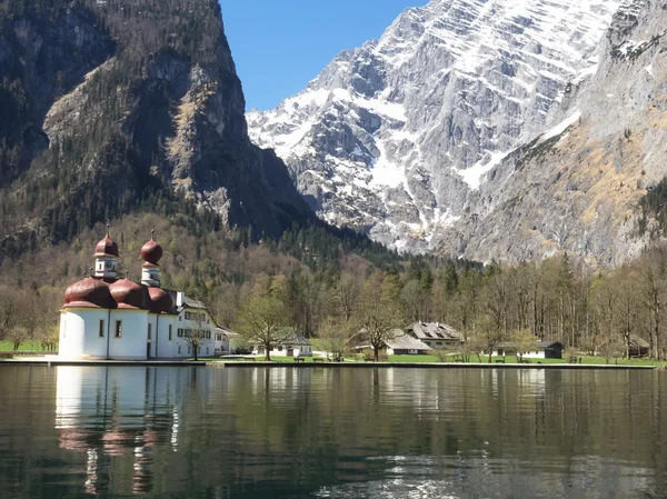 Kilise Lake Koenigssee ve hac Saint Bartholomae, Bavyera, Almanya — Stok fotoğraf