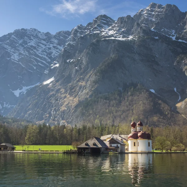 Jezioro Koenigssee i Pielgrzymka Kościół Saint Bartholomae, Bavaria, Niemcy — Zdjęcie stockowe