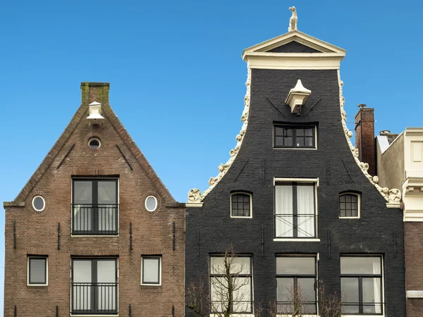 Cabos de casas típicas holandesas em Amsterdã — Fotografia de Stock