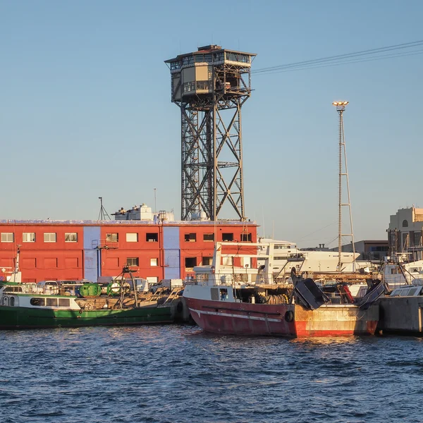 Hamnen i Barcelona med en bergbana station — Stockfoto