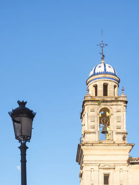 Tornet till katedralen i Jerez de la Frontera med gatlykta framför blå himmel — Stockfoto