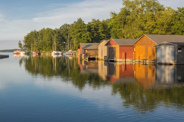 Sjöbodar vid mynningen av floden Elde till sjön Plau, Mecklenburg-Vorpommern — Stockfoto