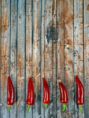Kırmızı biberli koyu ahşap arka plan tasarımı
