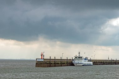 Wilhelmshaven, Aşağı Saksonya, Almanya - 2 Mayıs 2019: Wilhelmshaven limanında seyir gemisi Harle Kurier