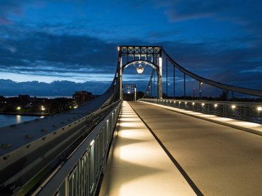 Kayzer Wilhelm Köprüsü, Wilhelmshaven, Almanya 'nın Blue Hour şehrinin simgesi.