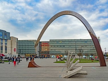 Cracow, Polonya - Nisan 04 2019: Alışveriş merkezi Galeria Krakowska 'nın dış görünüşü ve modern Krakow Kemeri