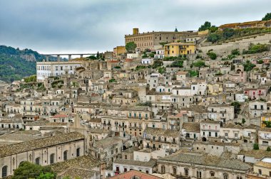 Modica, Sicilya, İtalya - 09 Ekim 2010: Val di Noto 'nun geç dönem Barok kentlerinden biri olan Modica kasabasının manzarası