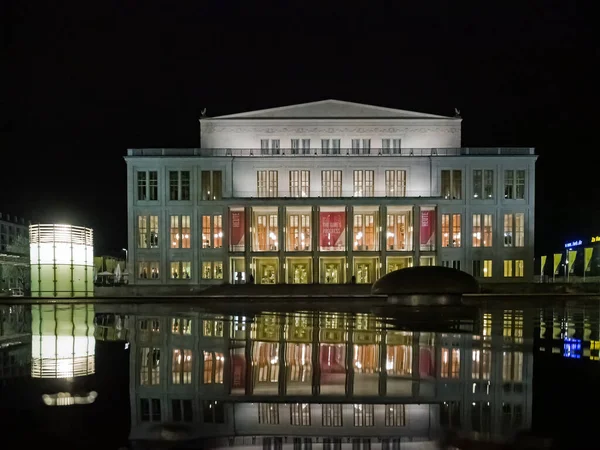 Leipzig Saxônia Alemanha Abril 2014 Ópera Leipzig Noite Com Reflexão — Fotografia de Stock