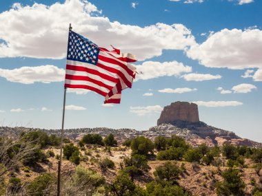 dağ tepe bayrak ön planda, arizona, Amerika Birleşik Devletleri