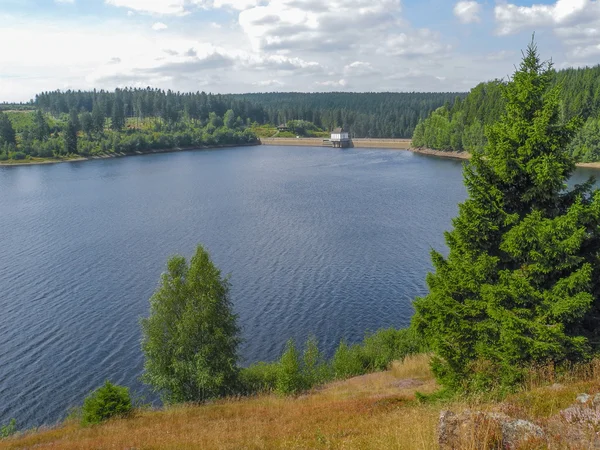 Staudamm mit Stausee in Deutschland — Stockfoto