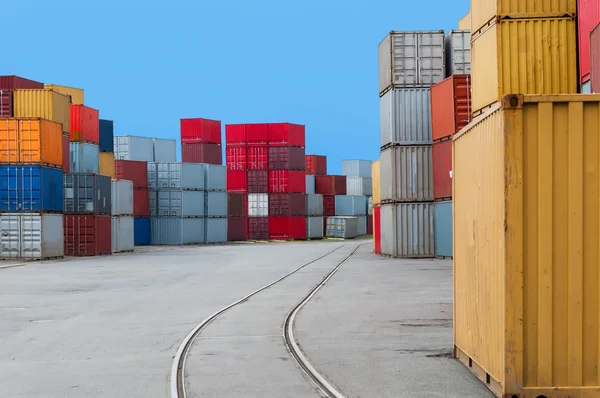 Contenedores y vías férreas en un puerto — Foto de Stock