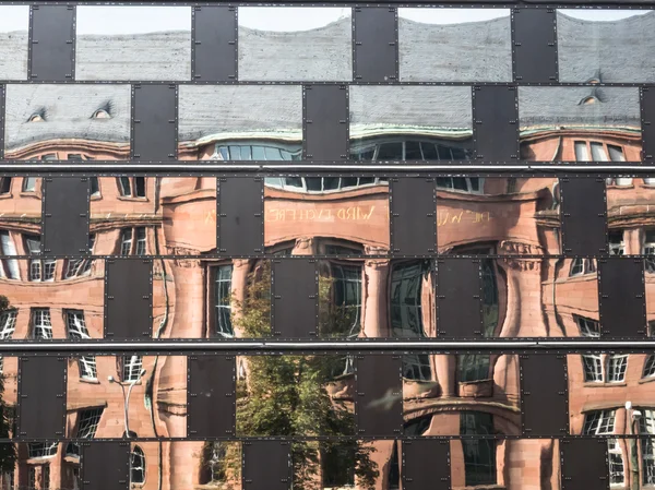 Edifício antigo que reflete nas janelas de um edifício moderno — Fotografia de Stock