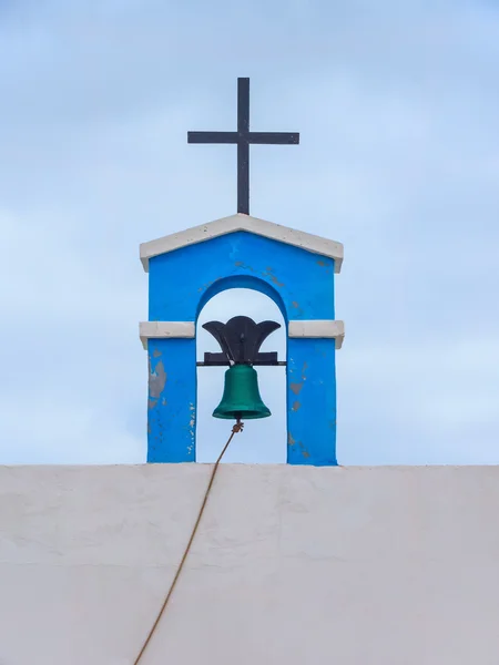 Bell en kruis van een Canarische kerk — Stockfoto