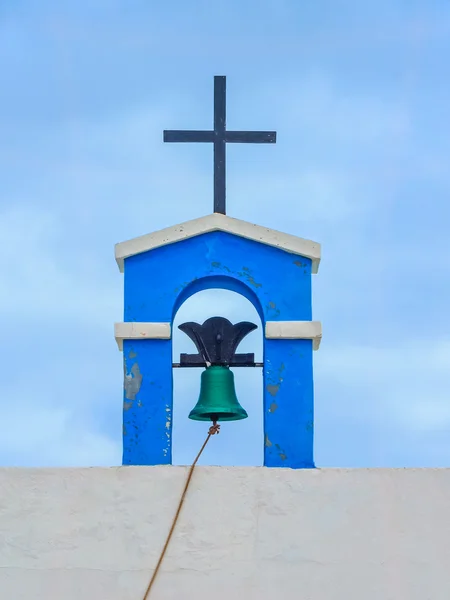 Campana y cruz de una iglesia canaria —  Fotos de Stock
