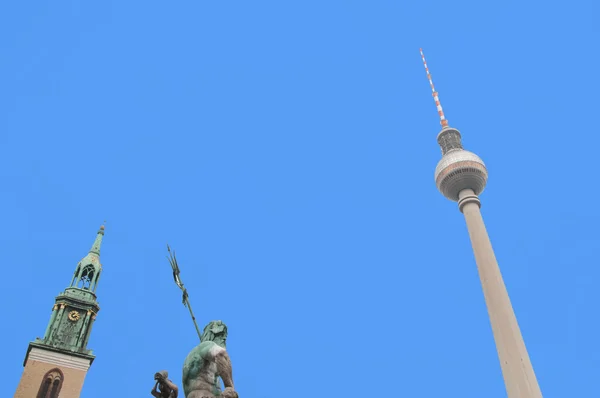 Kirche, Fernsehturm und Brunnen der Stadt Berlin, Deutschland, Europa — Stockfoto