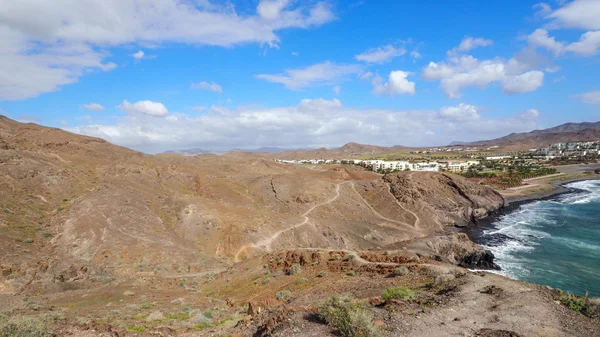 Vista sull'oceano Atlantico e sul villaggio Las Playitas, Fuerteventura, Canarie — Foto Stock