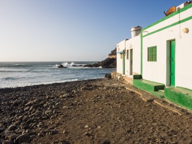 Balıkçı köyü sahilinde Atlantik Okyanusu, Fuerteventura, kanaryalar