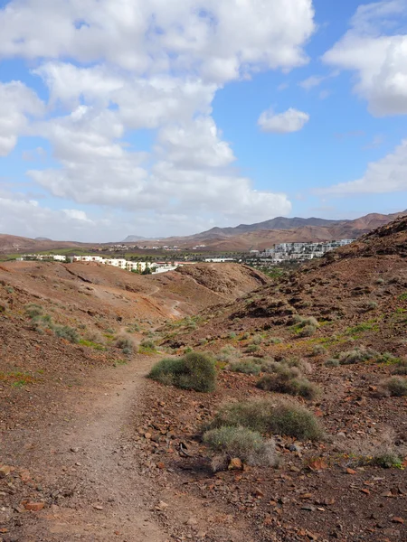 Hiking trail through the characteristic landscape of Fuerteventura, Canary Islands — Stock Photo, Image
