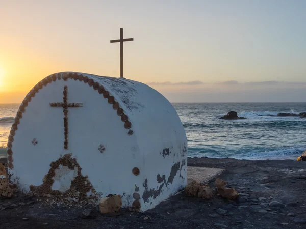 Pequena capela perto do oceano Atlântico no crepúsculo, Fuerteventura, Ilhas Canárias — Fotografia de Stock