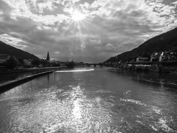 Vy över staden Heidelberg och floden Neckar på twilight, Tyskland — Stockfoto